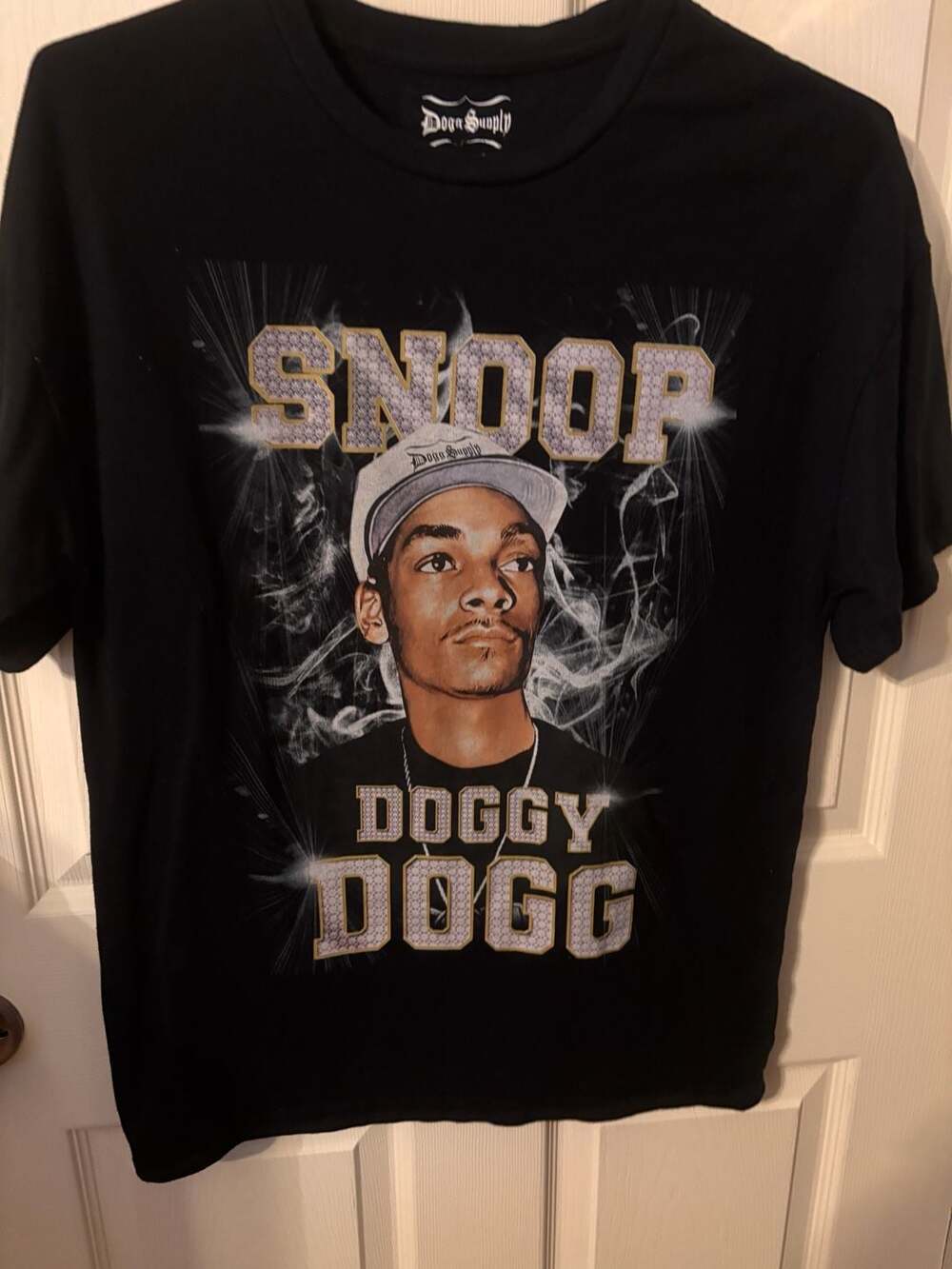 Dogg Supply by Snoop Dogg Men's Snoop Doggy Dogg Graphic T-Shirt Black Size L
